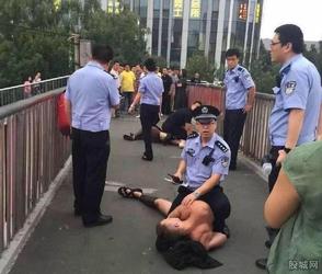 斯巴达勇士被警察蜀黍KO