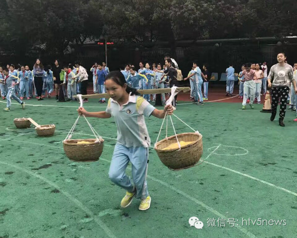 今日新闻丨 挑扁担 滚草垛……杭城这所学校的秋收的运动会真是趣味十足！