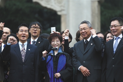 昨日，南京，中国国民党主席洪秀柱率领中国国民党大陆访问团冒着绵绵秋雨拜谒南京中山陵，向孙中山先生致敬。A12-A13版图片/视觉中国