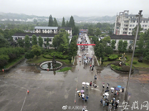 安徽歙县今日高考正常举行，当地昨夜紧急搭建浮桥