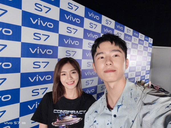 前置摄像头支持4K 60帧的手机效果如何？刘昊然晒vivo S7自拍照