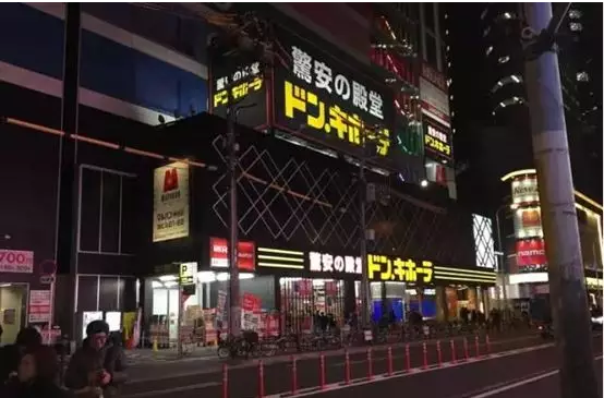 日本这家low爆的杂货店，靠倒卖积压货起家，却年入70亿美金，全球开店334家！