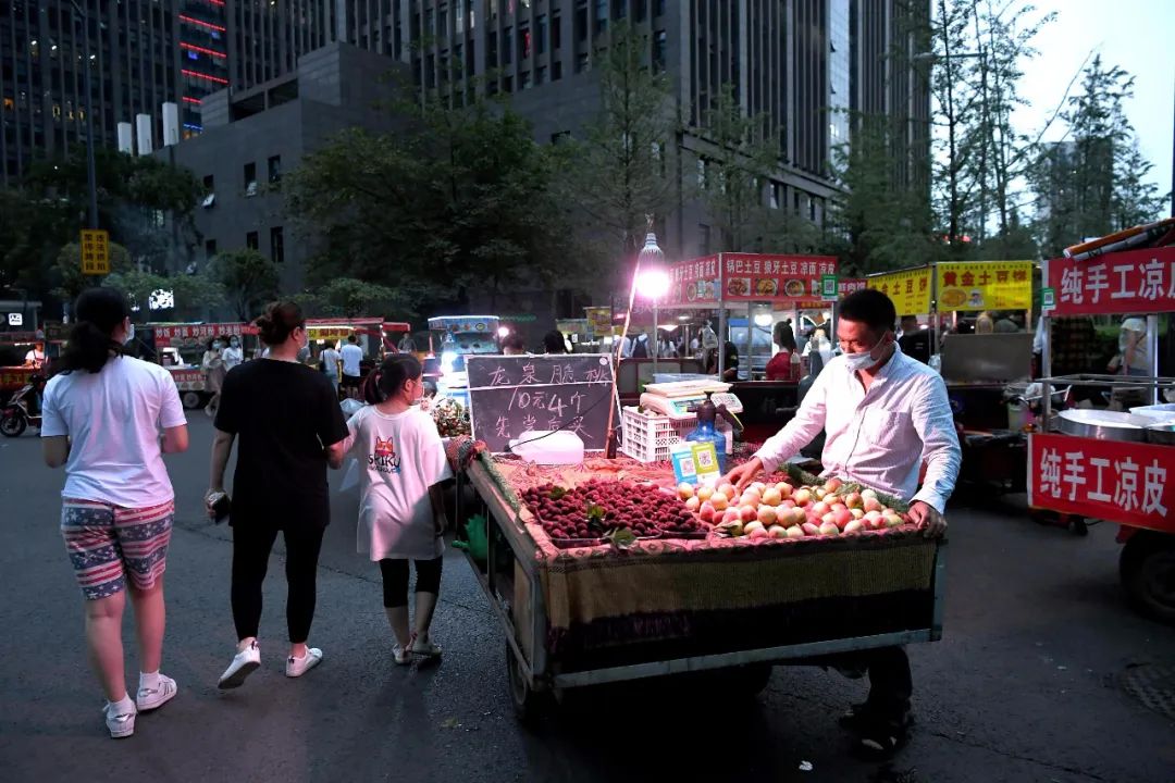 地摊经济火爆：超10万人开通收钱码！