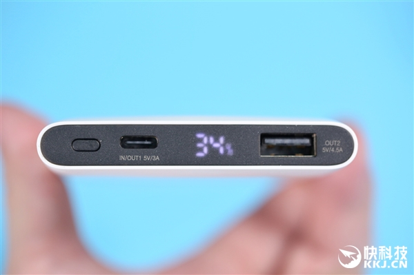 魅族超充USB-C移动电源图赏：极致轻薄 比手机还小一圈