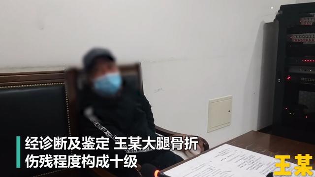 60岁大爷玩轮滑和未牵绳的狗相撞