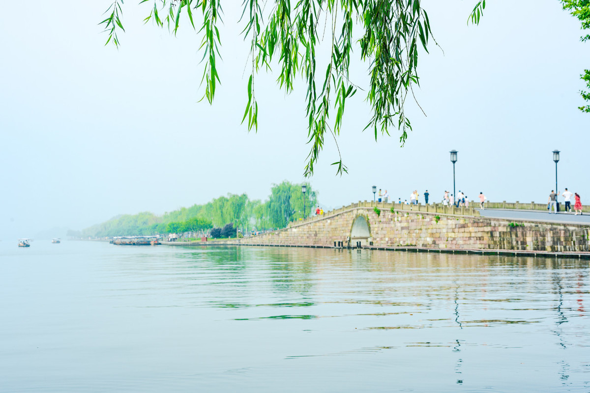 一句话赞美形容西湖美景-西湖发朋友圈唯美句子