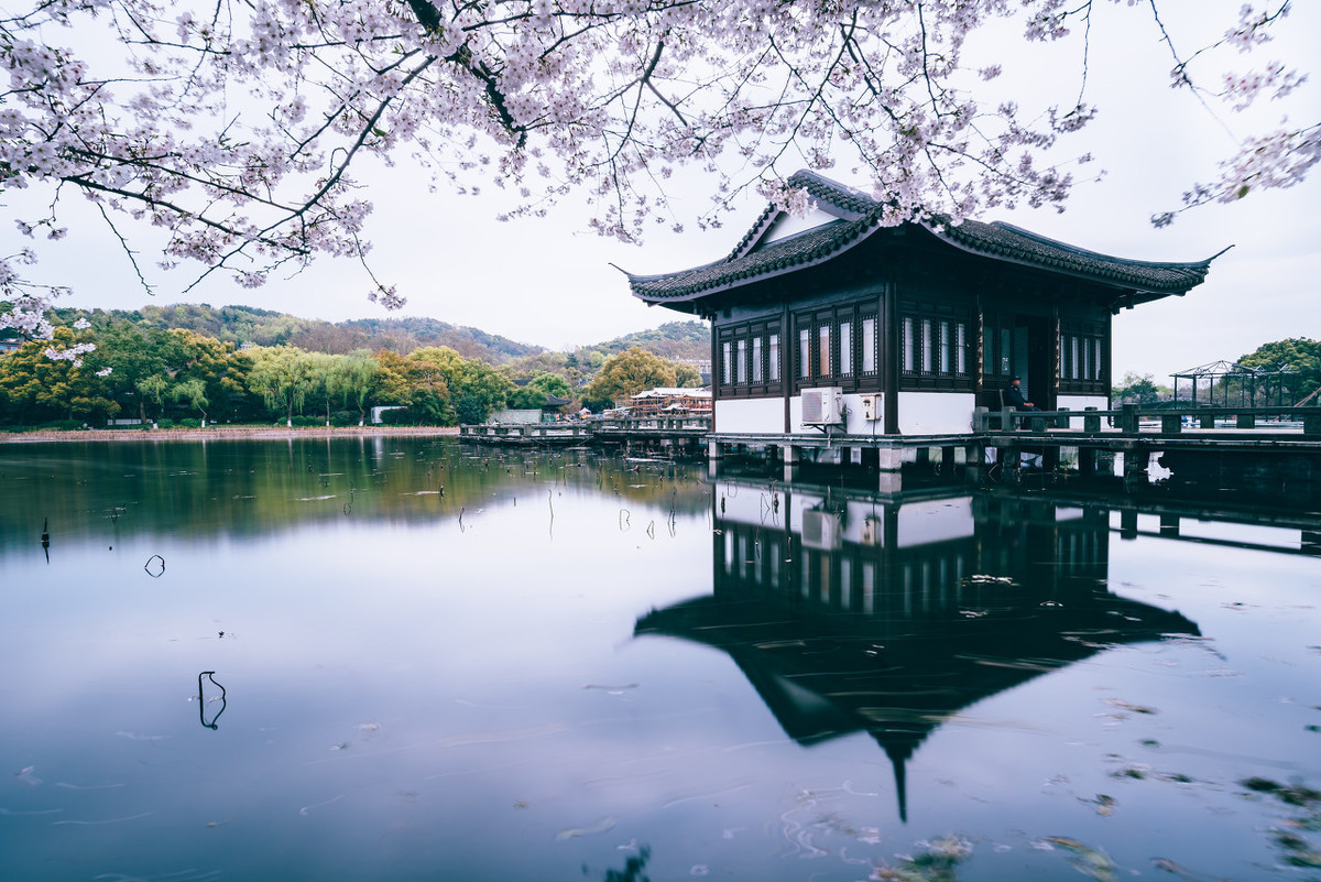 一句话赞美形容西湖美景-西湖发朋友圈唯美句子