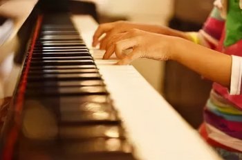 弹钢琴的指法有哪些_弹钢琴的指法教程技巧
