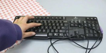 键盘用久了脏东西怎么清理_键盘脏东西的清理方法
