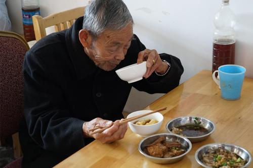 为何老年人身上有老人味_老人味怎么来的