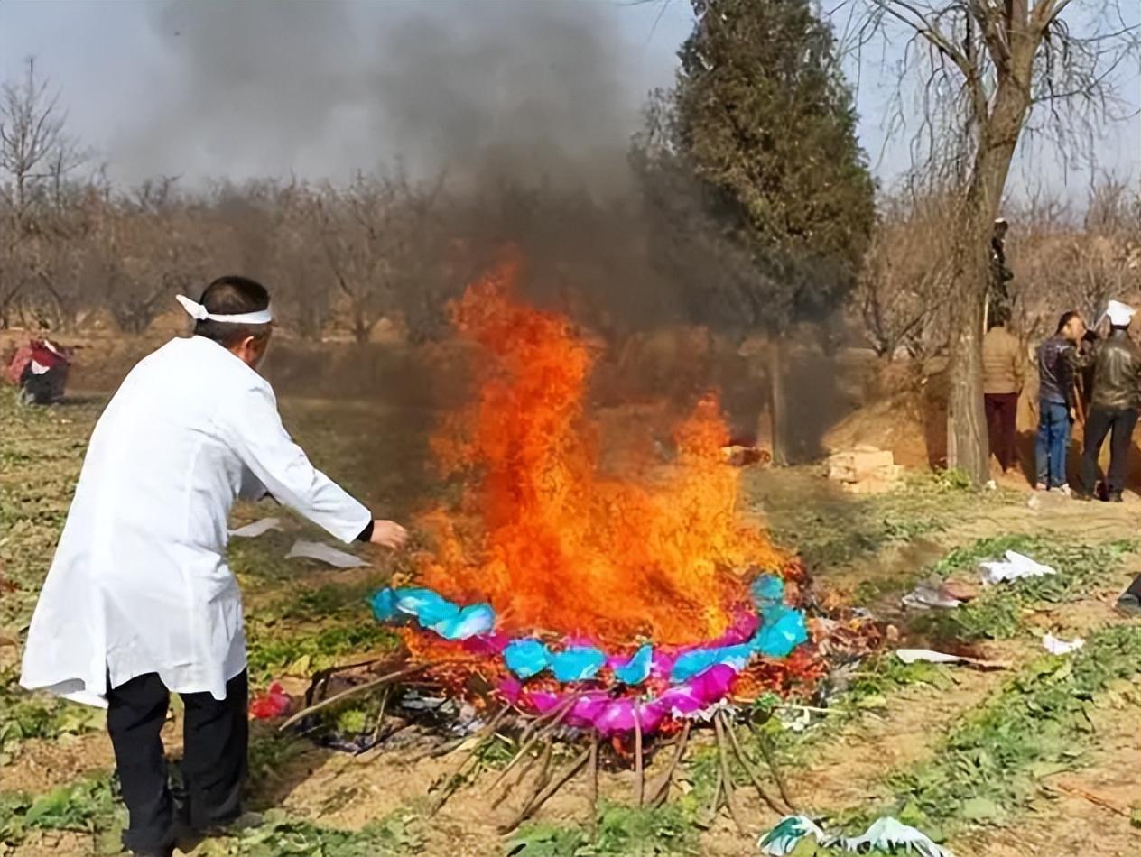 人死后为何要烧掉生前的衣服_是迷信吗