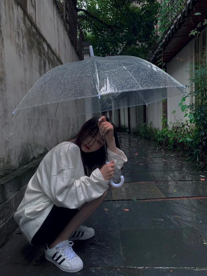 下雨天的文案短句干净