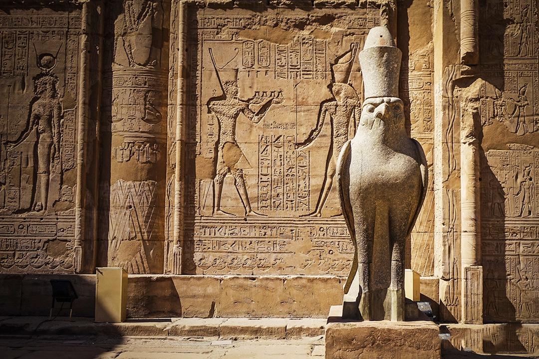 荷鲁斯神是如何保障王权的，古埃及神权与王权的关系