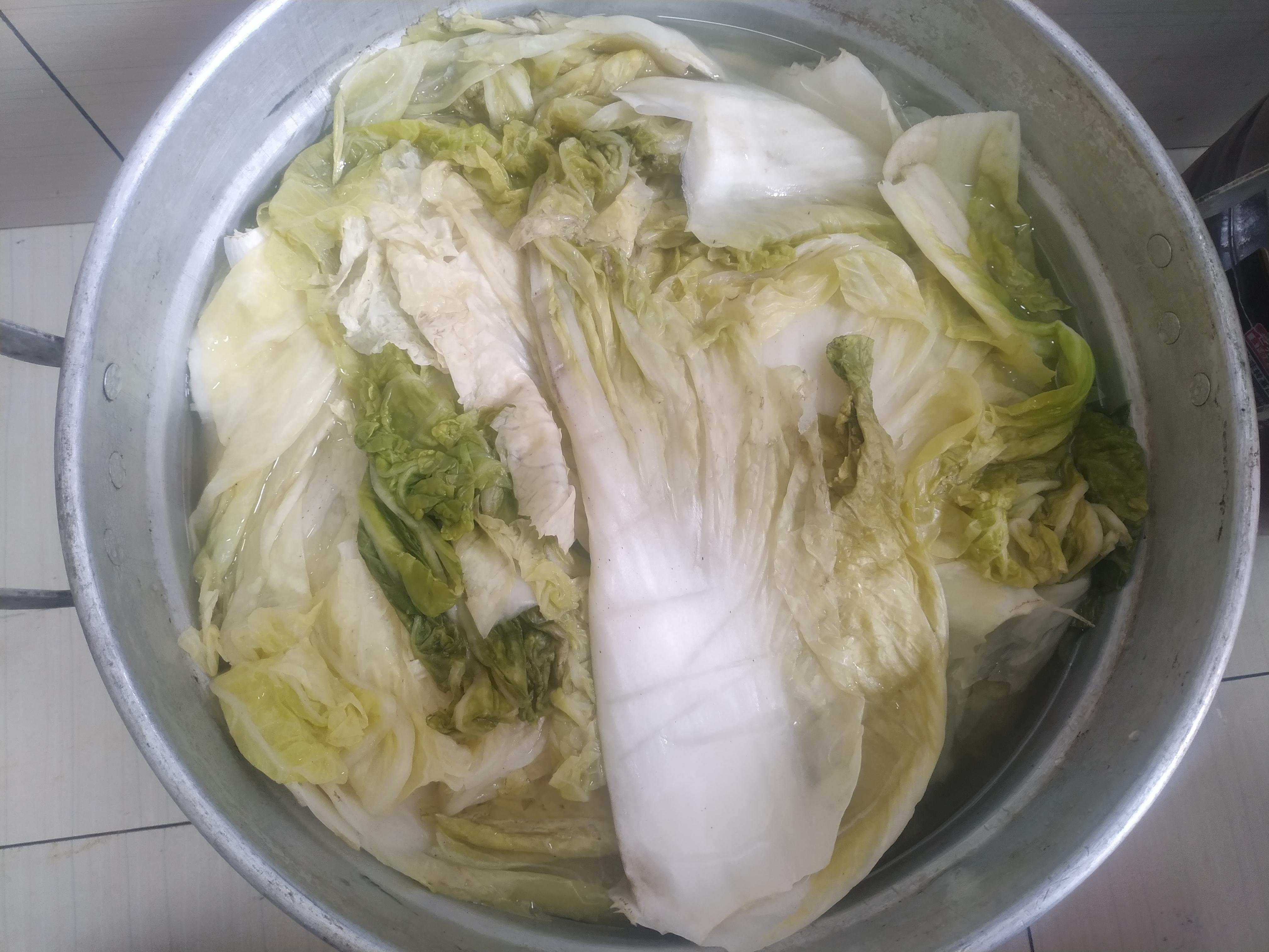 腌酸菜用冷水还是开水，自制酸菜最简单方法