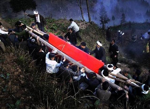 人死后为何用布盖住脸，死者的蒙脸布留着好吗