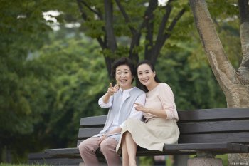 母亲该如何与成年女儿相处，聪明的老人如何与子女相处