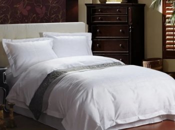 酒店的床上为什么会放块布，酒店床旗的作用