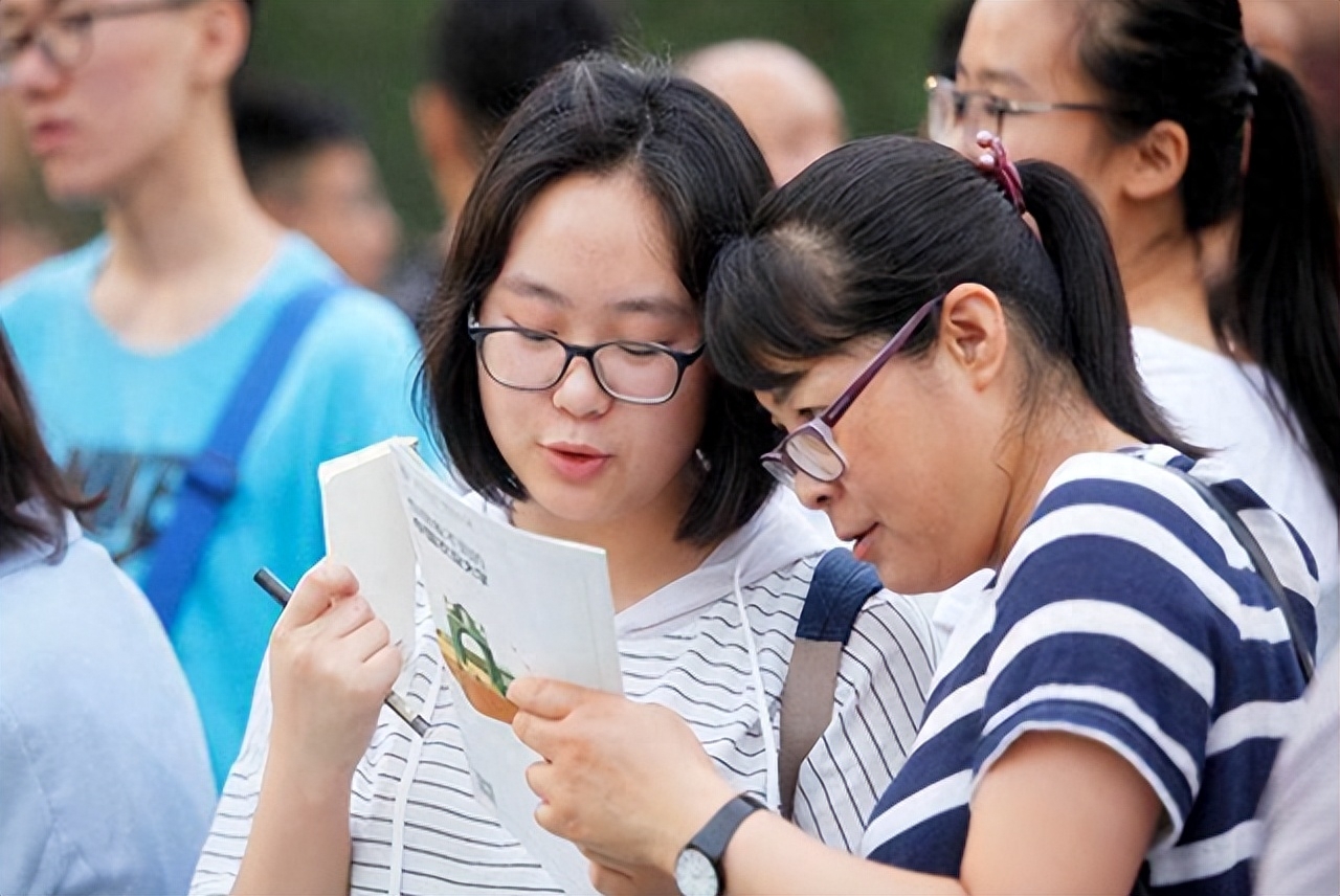 考研和考公怎么选，考公务员和研究生哪个更好