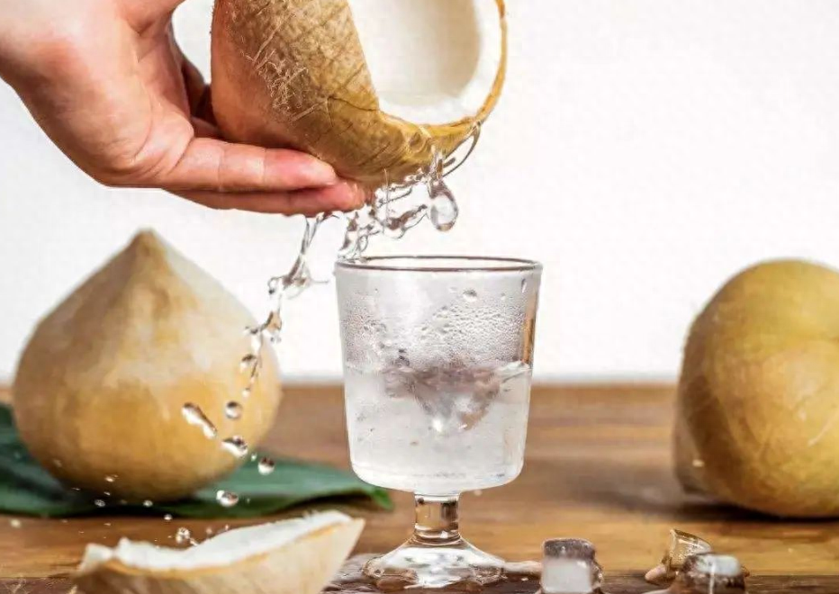 椰子水是椰汁吗，椰子水是椰子里面的水吗