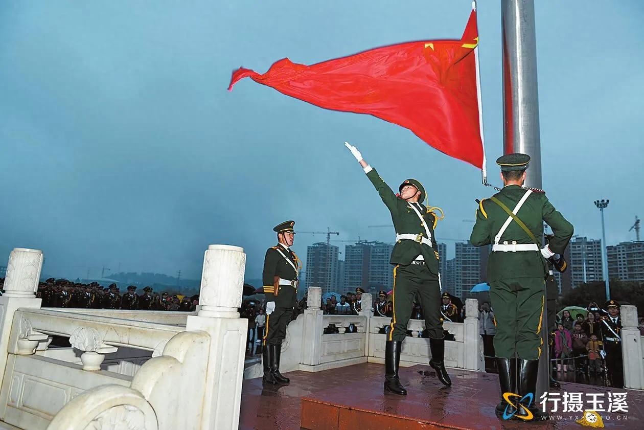 北京天安城门几点升国旗，天安门广场国旗升降的时间