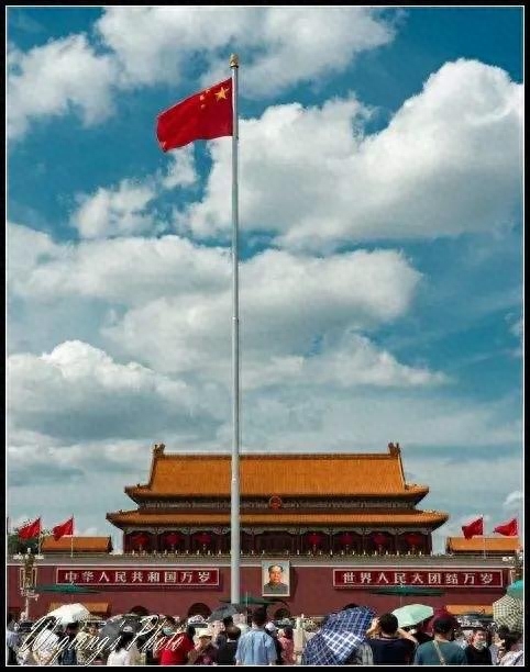 北京天安城门几点升国旗，天安门广场国旗升降的时间