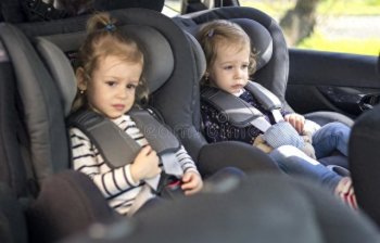 为什么儿童不能坐汽车前排，儿童不能坐汽车前排的原因