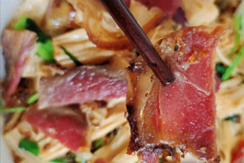腐竹炒腊肉盖饭怎么做，腊肉烧腐竹的做法
