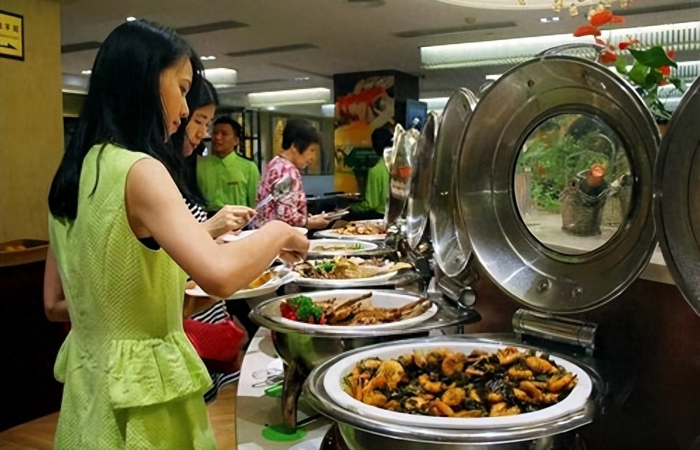 为啥自助餐一吃就饱，怎样吃自助餐才不会花冤枉钱