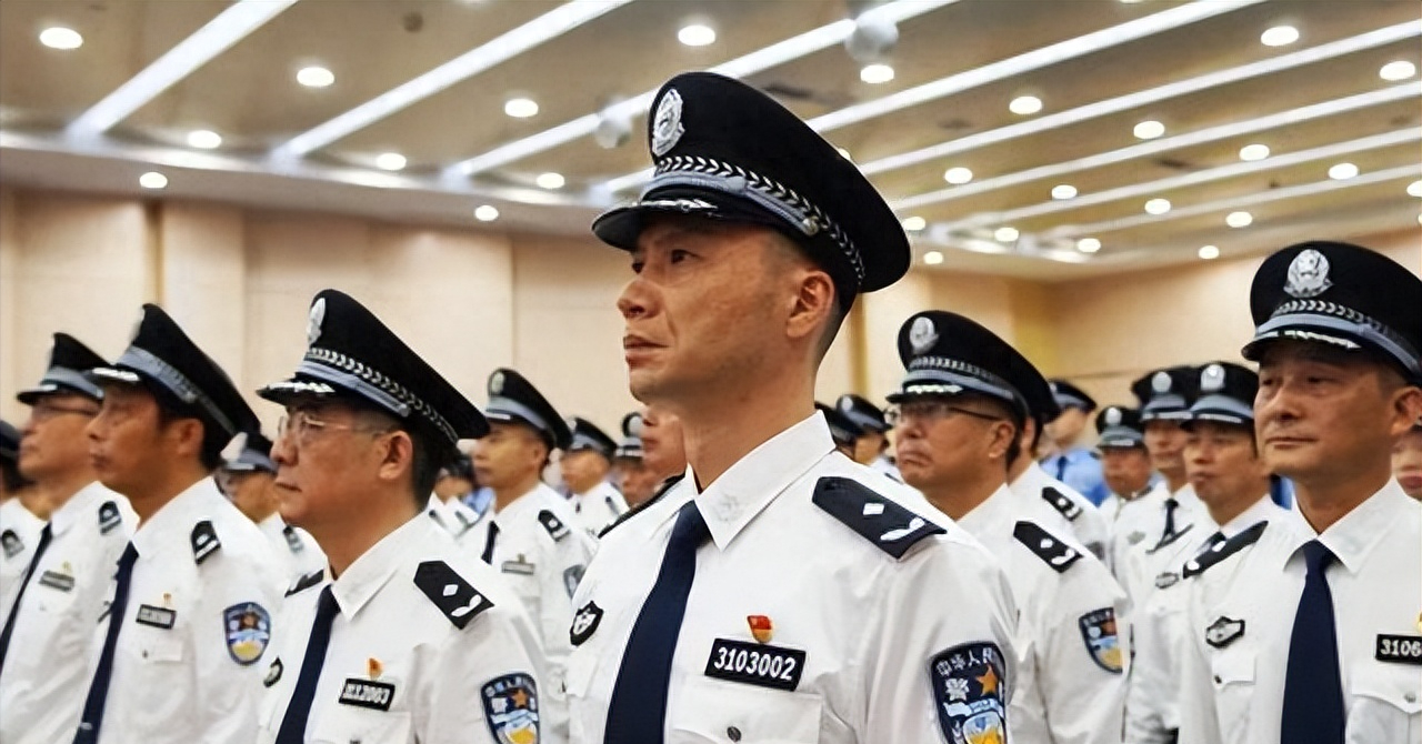 香港警察白衬衫是什么警种，香港白色警服级别