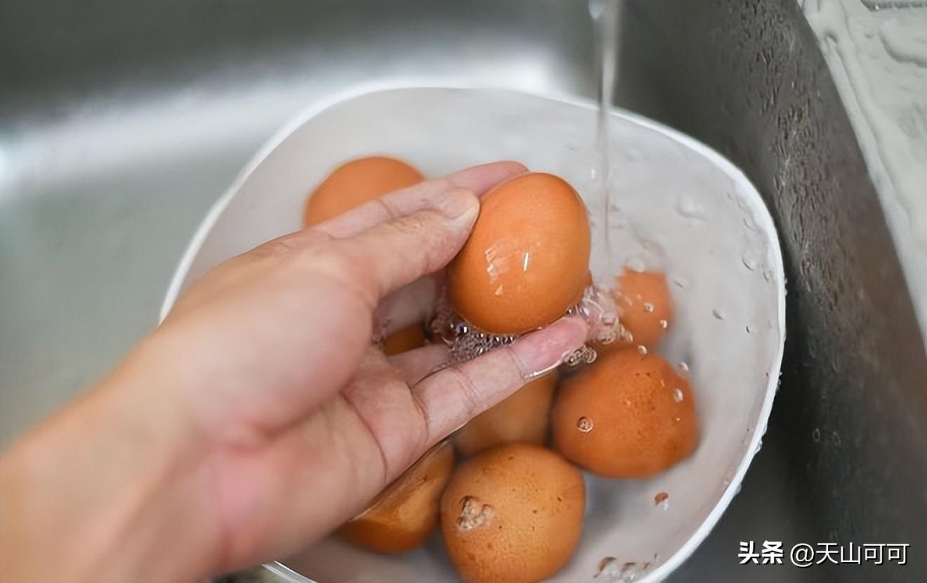 白酒可以腌鸡蛋吗？白酒腌鸡蛋出油的做法