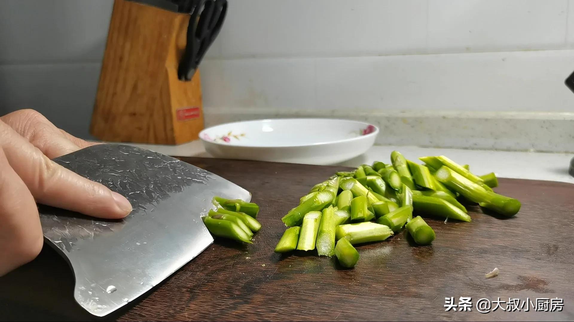 芦笋炒口蘑怎么做？芦笋炒口蘑的做法